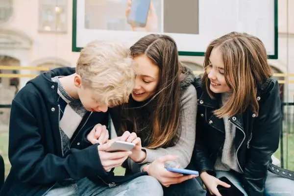 Child safety online: EU survey confirms link between screen time and wellbeing